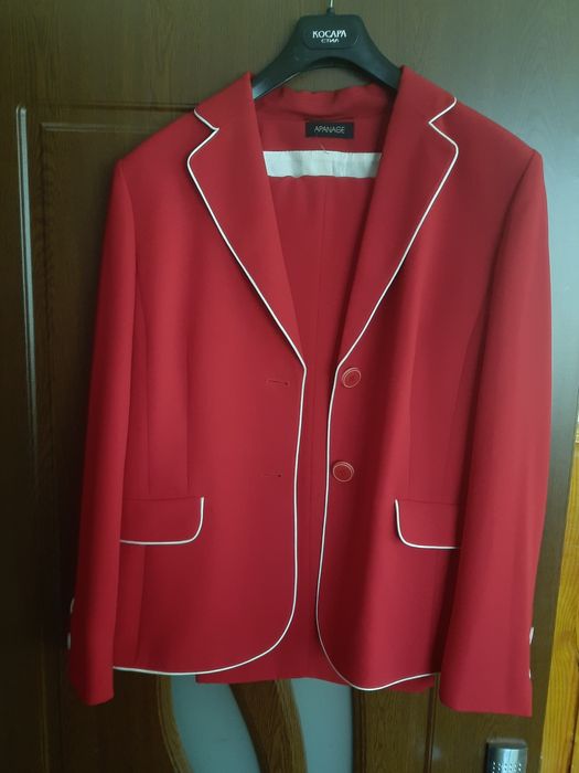 Продавам дамски костюм на АPANGE