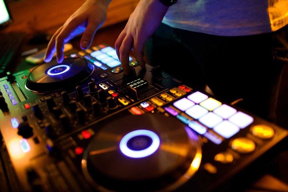 Ведущий. Dj звуковая аппаратура