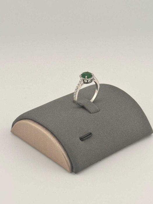 Кольцо с изумрудом и бриллиантами