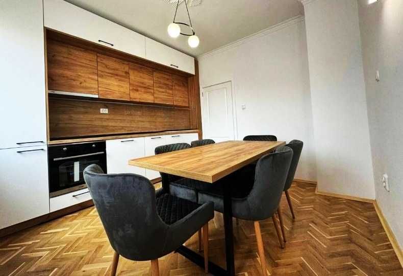 Дава се под наем Тристаен апартамент в София, Изток - 90 кв.м за 650 € - Снимка #1