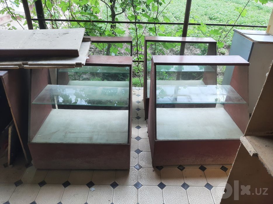 Vitrina mebel sotiladi