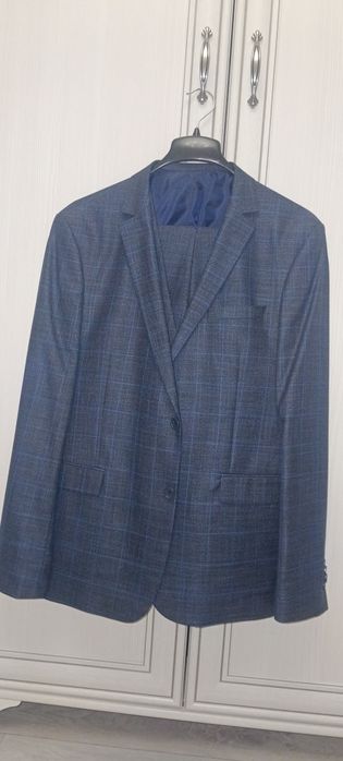 Продам костюм тройка итальянский.