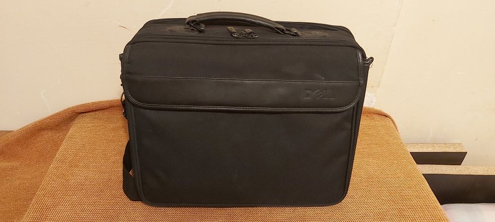 Geantă pentru laptopuri marca DELL