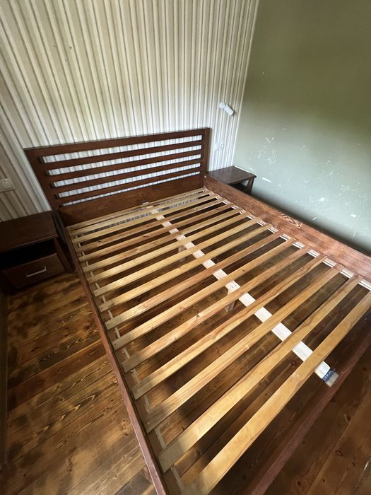 Двуспальная кровать с тумбой.