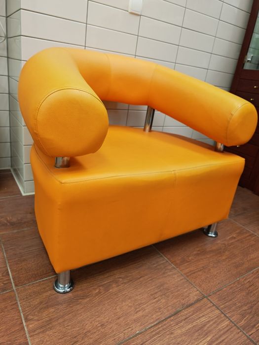 Кожен диван и два фотьойла