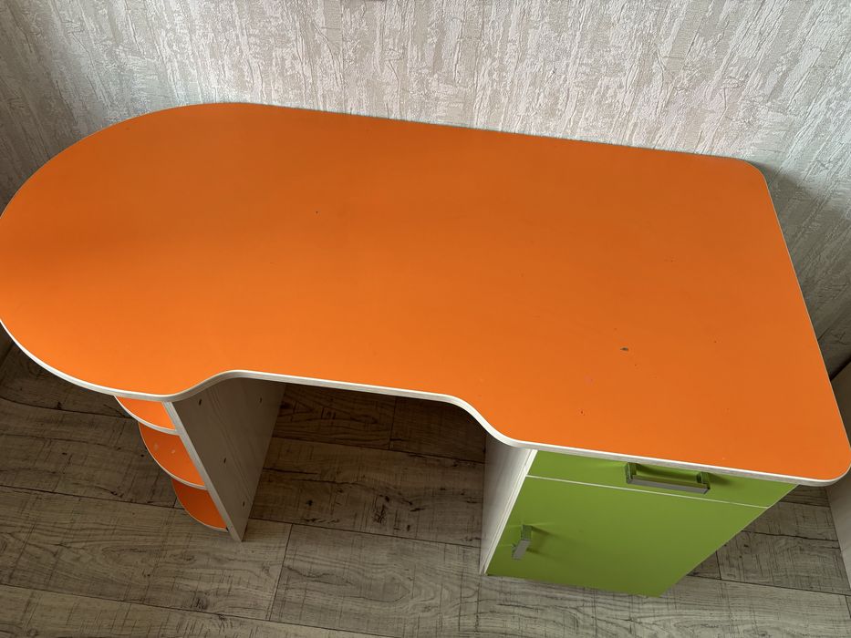 Продам стол в детскую комнату