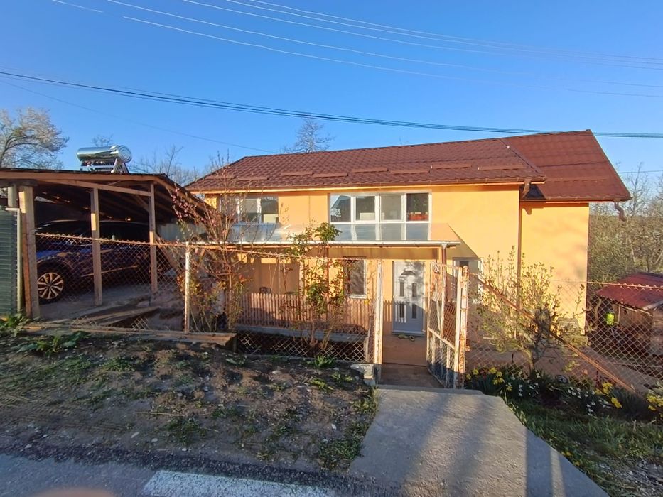 Vând casă masardată la țară