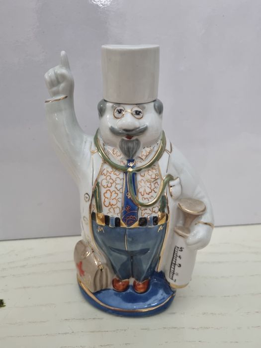 Штоф фарфор с рюмочкой. Новый.