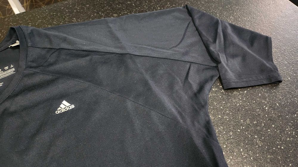 Продавам блузон и спортен клин на марката Adidas