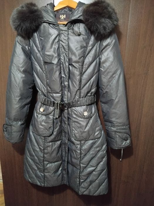 Зимна дълга шуба с естествен пух на качулка който се маха с копчета