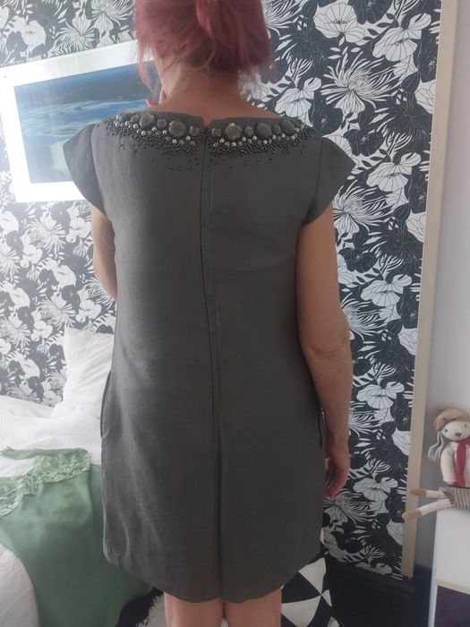 Дамска рокля,отговаря на размер м,много интересна,нашити камъни,от  me