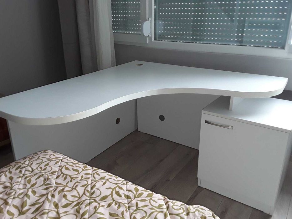 Бюро-масивно, бял лак