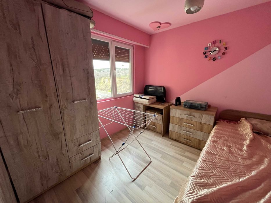 Продаваме просторен 3-стаен апартамент в ж.к. Изток, бл. 41