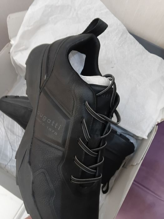 Продам новые кроссовки оригинал Bugatti 44 размер