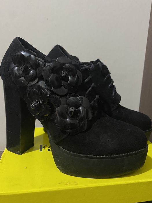 Биік өкшелі аяқ киім