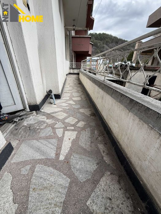 Просторен тристаен апартамент (етаж от къща) до стадиона