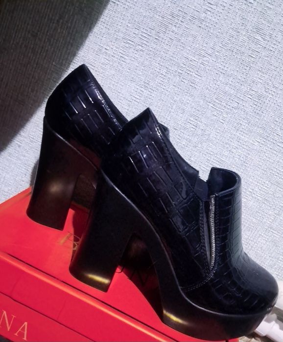 Baland poshnali ayollar tuflisi