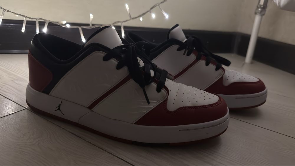 Покупаете один, второй кроссовок в подарок!!!