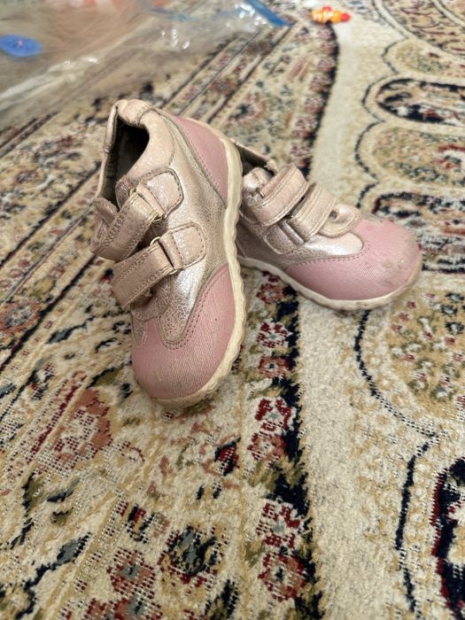 Куртка для девочек, даром…………………………………………………………………………………………………………………..