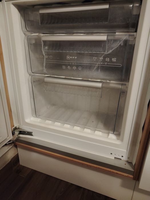 VÂND Combina frigorifica incorporabil NEFF FOLOSITA cu  corp mobilă