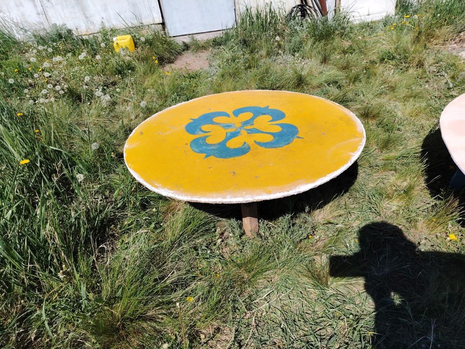 Продам 2 казахский стола