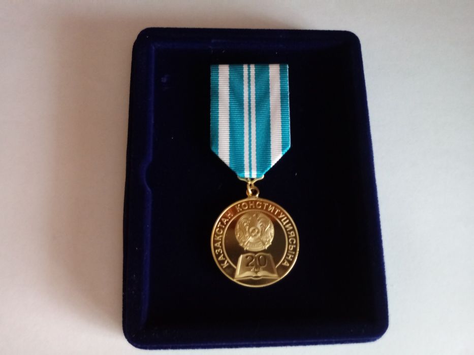 Продаются разные часы, медали