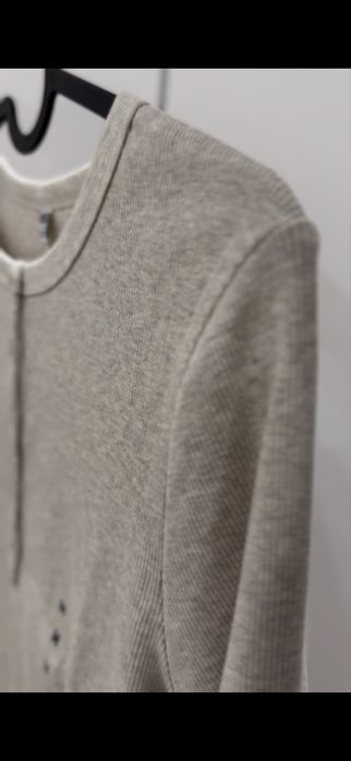 Лонгслив в рубчик с пуговицами Uniqlo