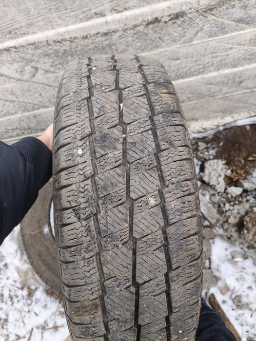 Продам две шины липучка