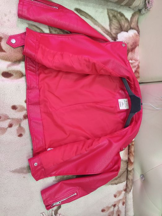 Продам . Детская кожаная куртка