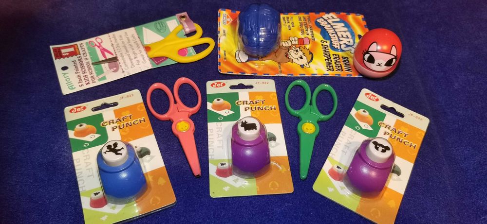 Set ascutitoare, foarfeca, stampila Hello Kitty, perforator, creioane