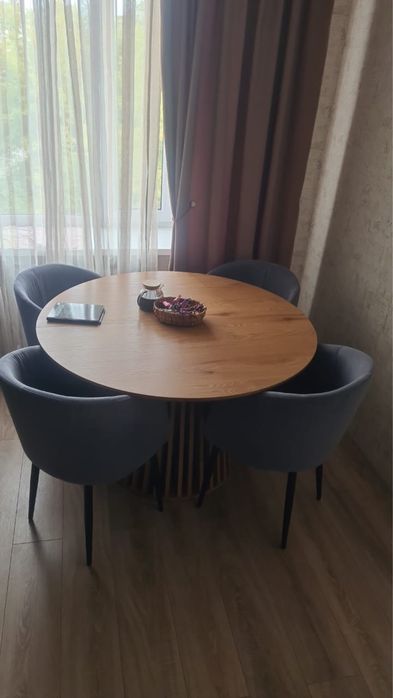 Круглый обеденный стол