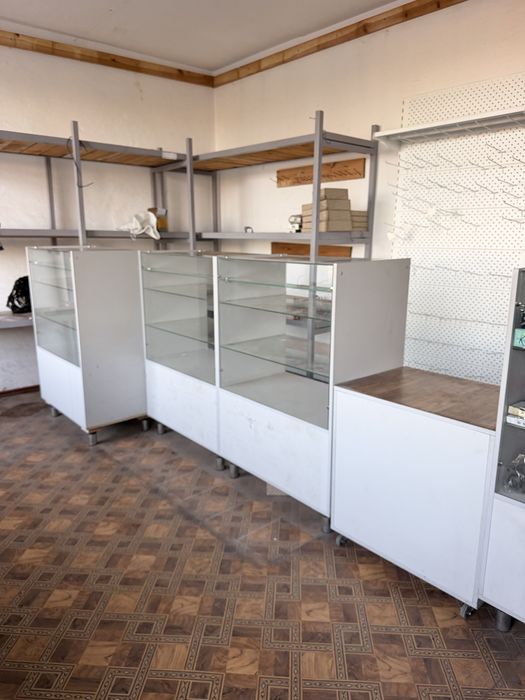 Продам витрины и кабинет