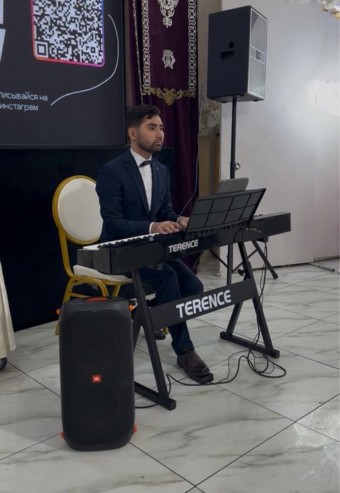 Пианист, живая музыка.