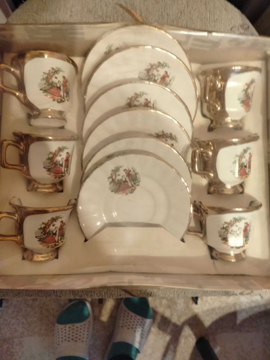 Сервиз за кафе с цветни мотиви