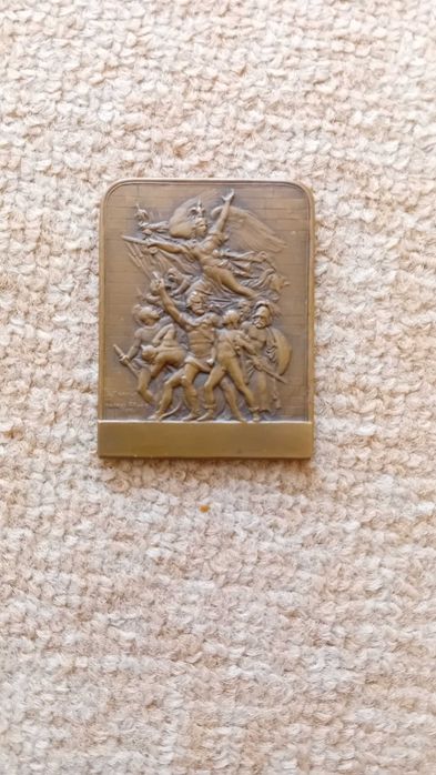 Продавам бронзов медальон