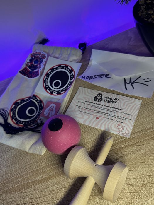 Monster kendama Mod Maple Semnaturi si stickere