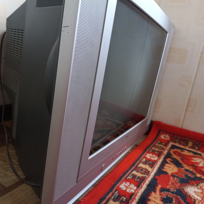 Televizor LG Rangi kulrang faqat ekrani ko'rsatmay qolgan