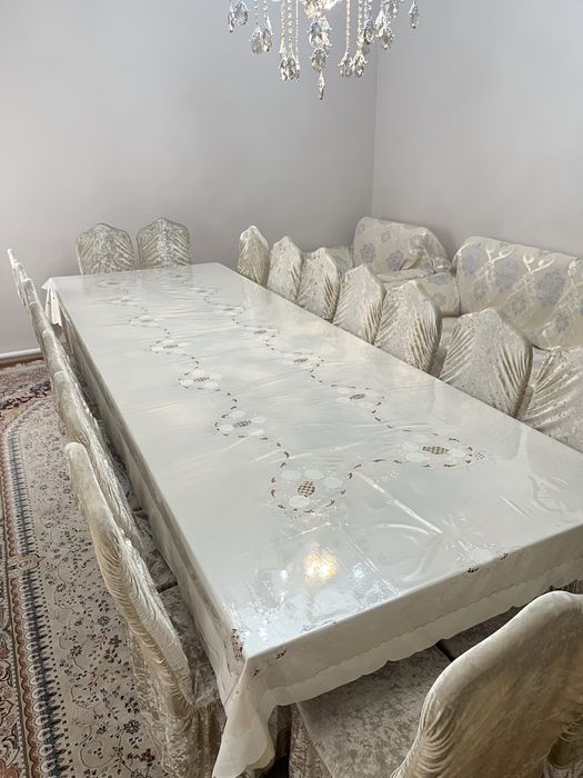 Стол и стулья для гостей