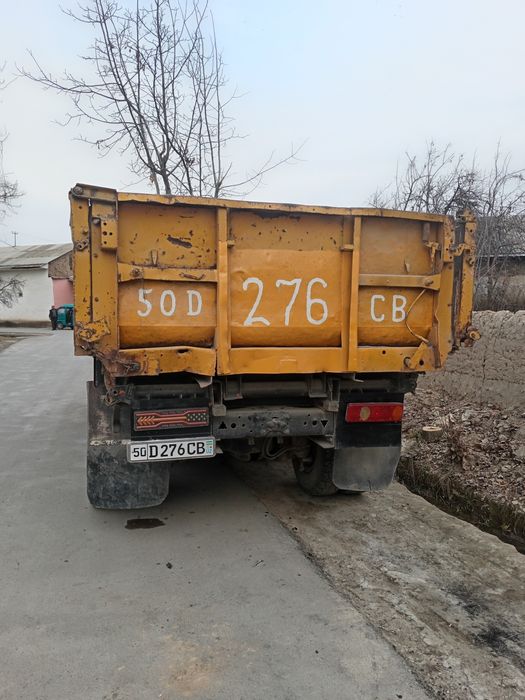 Moshina holati yaxshi yurib turgan moshina