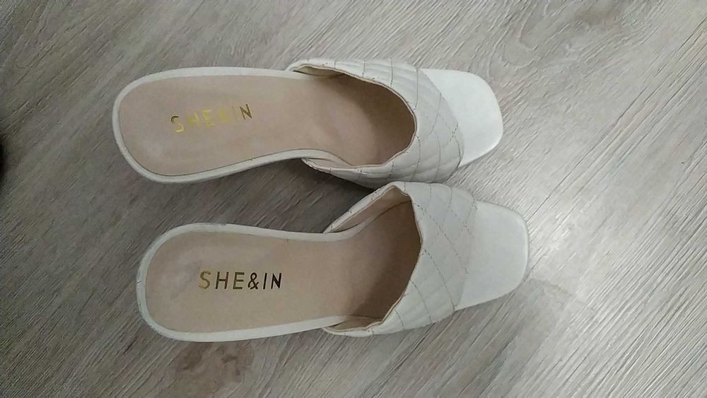 Продавам дамски чехли  висок ток