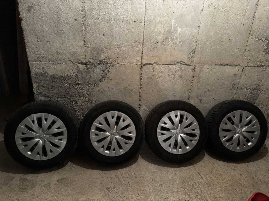 Оригинални джанти с гуми и тасове Toyota 5x100 15''