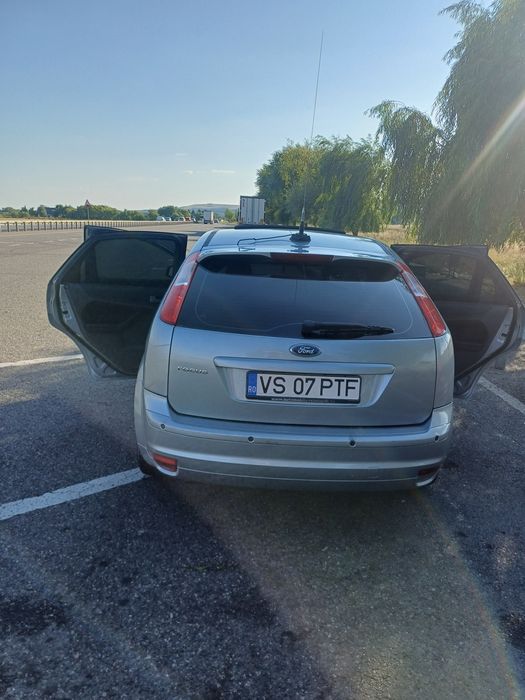 Vând ford focus.