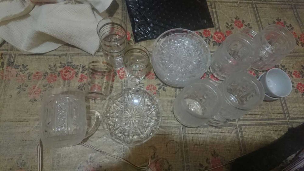 Посуда, рюмки, тарелки, чайные сервизы.