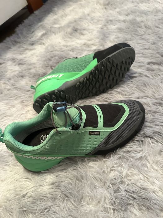 Кроссовки спортивные горные