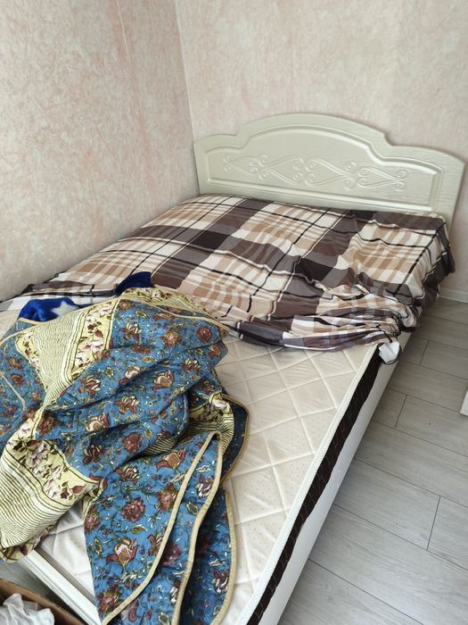 Кровать с матрасом