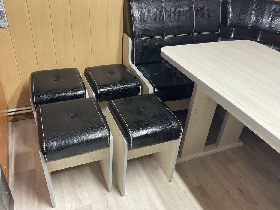 Продаю угловой кухонный диван .