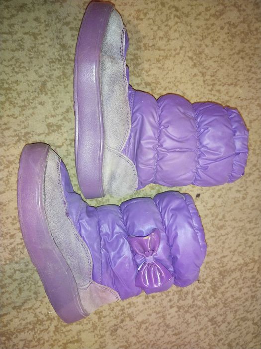 На девочку обувь