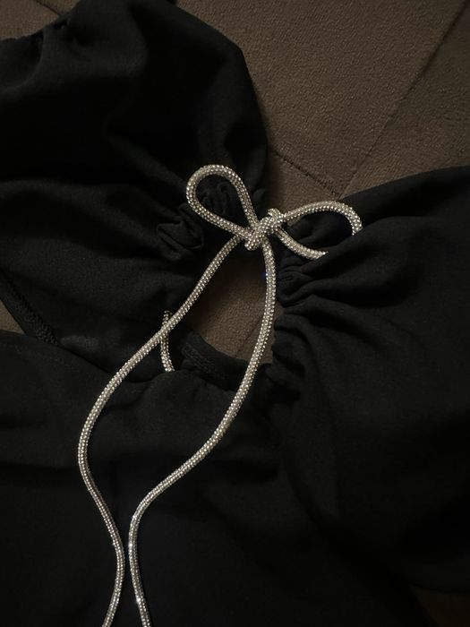 Черна къса рокля с блестяща, сребриста връзка
