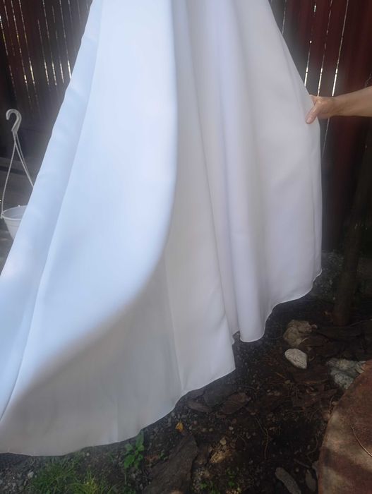 Vând rochie de mireasa făcută pe comanda din tafta și dantela , mărimea S , preț 2500 lei , tel 0744304555