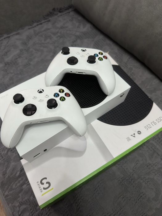 Xbox series S белый + геймпад